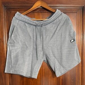 Nike Tech shorts large
Heather grey